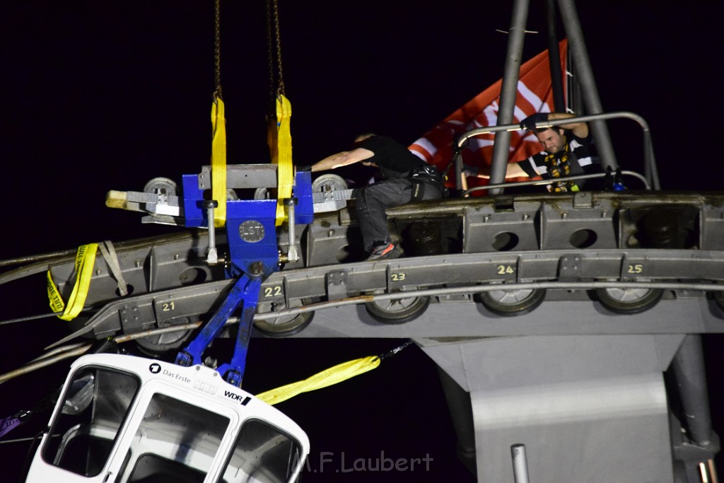 Koelner Seilbahn Gondel blieb haengen Koeln Linksrheinisch P911.JPG - Miklos Laubert